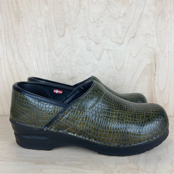 Sanita Green Faux Croc Print Clogs Women’s EU Size 37 US 6 - Picture 1 of 14